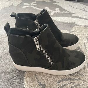 Steve Madden Hidden Heel Camo Wedge Sneakers Size 6.5